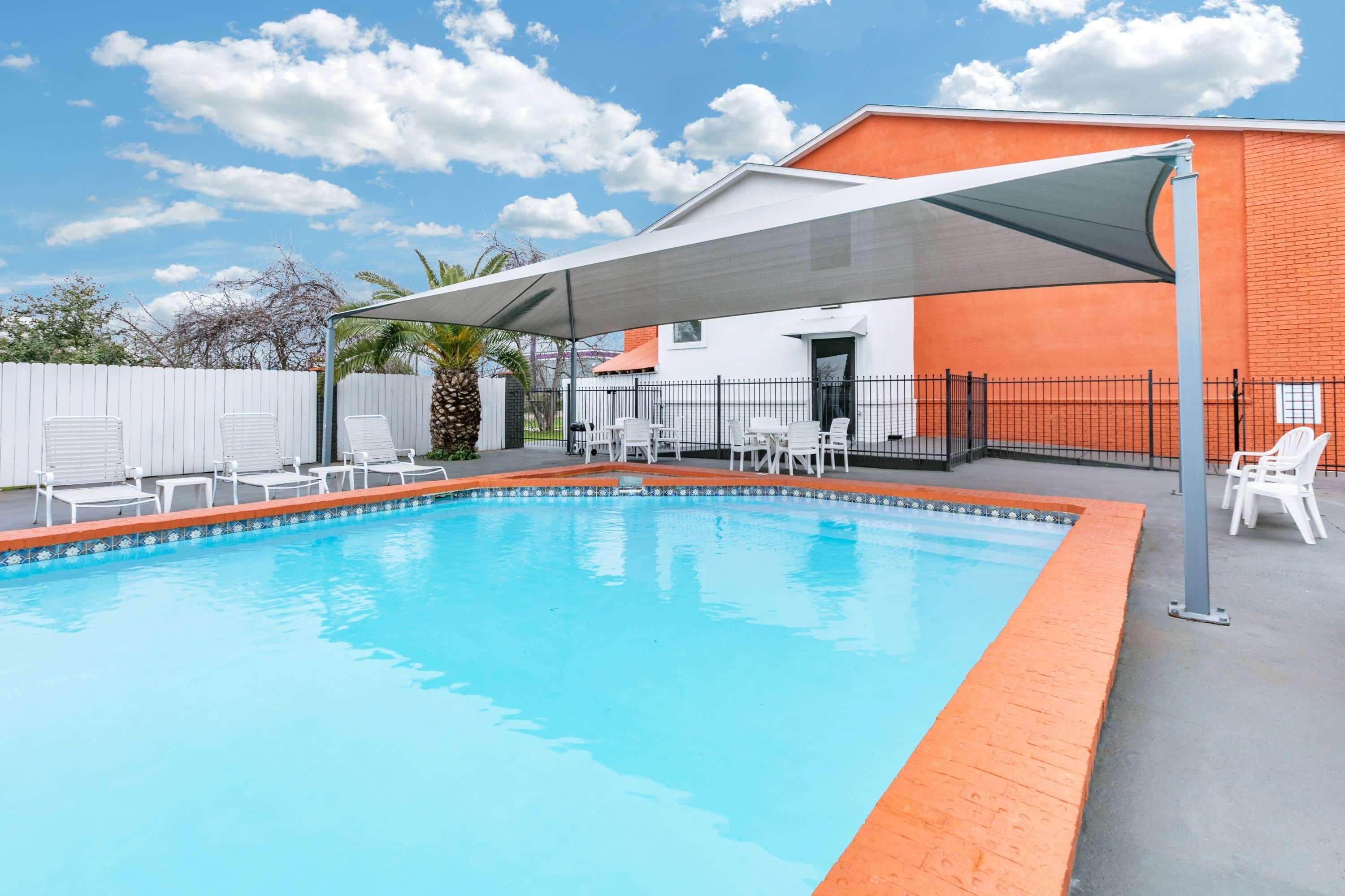 Howard Johnson By Wyndham Near Schlitterbahn New Braunfels Buitenkant foto