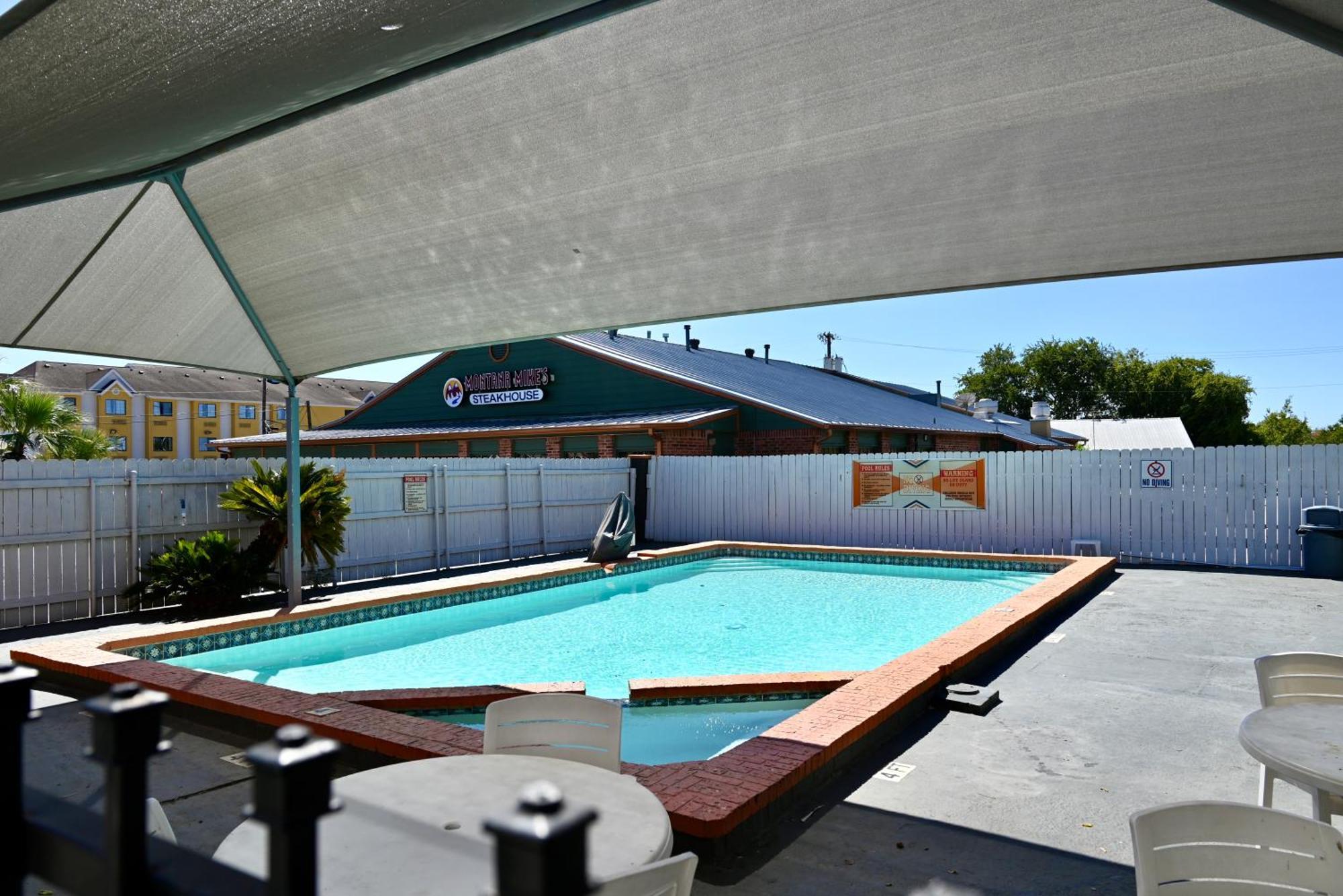 Howard Johnson By Wyndham Near Schlitterbahn New Braunfels Buitenkant foto